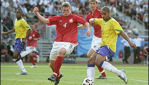 2005 war er einer der Shooting-Stars beim Confederations-Cup in Deutschland: Hier verteidigt er gegen Brasiliens Adriano
