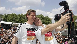 2006 gehörte er zum WM-Kader des Sommermärchens und ließ sich auf der Fanmeile zusammen mit Tim Borowski (l.) feiern