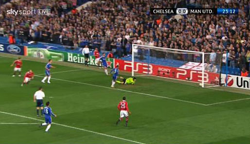 Genau gezielt: Mithilfe des rechten Innenpfostens tropft der Ball zum 1:0 für Manchester ins Tor. Keeper Cech ist geschlagen
