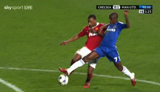 92. Minute: Aufreger in der Nachspielzeit! Ramires im Laufduell mit Evra. Der Chelsea-Spieler legt sich den Ball mit rechts vor...