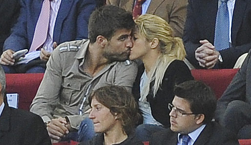 Am Wochenende nach dem Pokalfinale zeigten sich Shakira und Pique dann auf der Tribüne des Camp Nou. Knutschen stand auf dem Programm