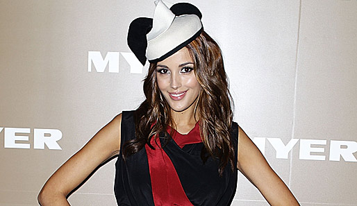 Wir wissen es alle: Das Wichtigste bei Reit-Veranstaltungen ist der richtige Hut. Hier präsentiert das australische Model Rebecca Judd das Modell Mickey Mouse