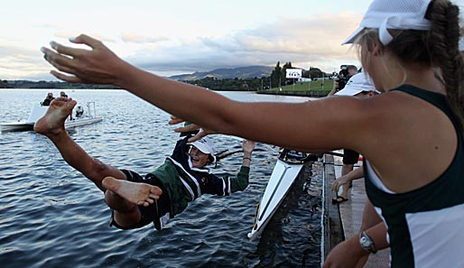 Rudern in Neuseeland. Genauer gesagt auf dem Lake Karapiro. Für die Siegerinnen bei der U-18-Regatta gab's eine Dusche gratis