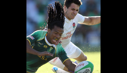 Da stehen Cecil Afrika die Haare zu Berge: Der südafrikanische Rugby-Star will im Spiel gegen Fiji punkten, wird aber zurück gepfiffen