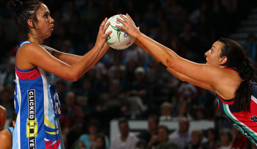 Netball auf höchstem Niveau: In der australisch-neuseeländischen Liga können sich Bianca Chatfield (r.) und Daniela Wipiiti nicht auf den Ballbesitz einigen