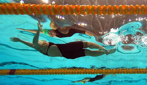 So sieht Rückenschwimmen aus der Unterwasser-Perspektive aus. Die Australierin Caitlin Mitchell hängt ihre Konkurrentin im Hintergrund ab und gibt dabei eine gute Figur ab