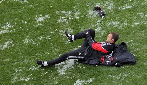 MLS-Profi Daniel Wooland ist einer der entspannteren Sorte. Bei gefrorenem Boden dehnt man sich einfach auf der Trainingsjacke. Seine Begeisterung hält sich trotzdem in Grenzen