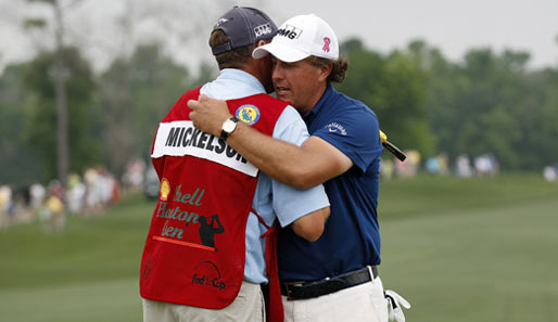 Bei einem Sieg werden auch schon mal unter Männern Zärtlichkeiten ausgetauscht. Hier feiert Golfer Phil Mickelson den Triumph bei den Houston Open mit seinem Caddie