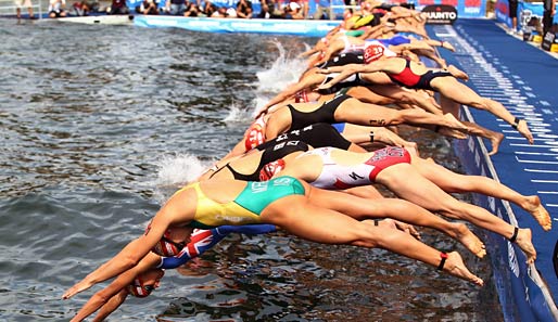 In Reih' und Glied ins kalte Nass Sydneys: Die Triathletinnen beginnen ihre Schwimmstrecke bei dem ITU World Championships