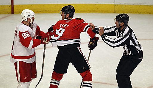 Richtig zur Sache ging es beim NHL-Spiel zwischen den Chicago Blackhawks und den Detroit Red Wings: Jonathan Toews (r.) und Tomas Holstrom (l.) gehen hier aufeinander los