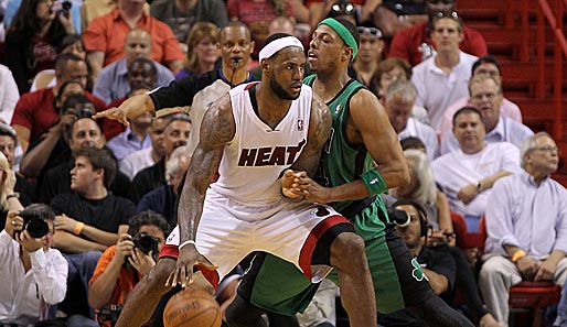 Zwei Titelkandidaten unter sich: LeBron James fertigte mit seinen Miami Heat die Boston Celtics um Paul Pearce mit 100:77 ab