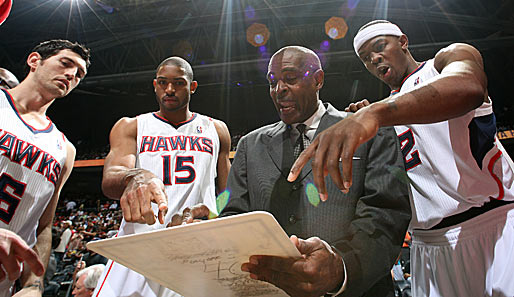 Verkehrte Welt in Atlanta: Hawks-Coach Larry Drew bekommt von seinen Spielern die Taktik erklärt