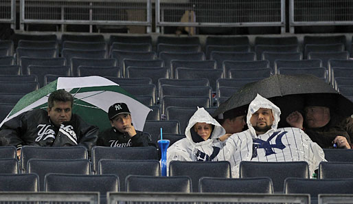 Hier sollte eigentlich ein Baseball-Spiel stattfinden. Stattdessen saßen die Fans der New York Yankees ganz schön bedröppelt im Regen herum