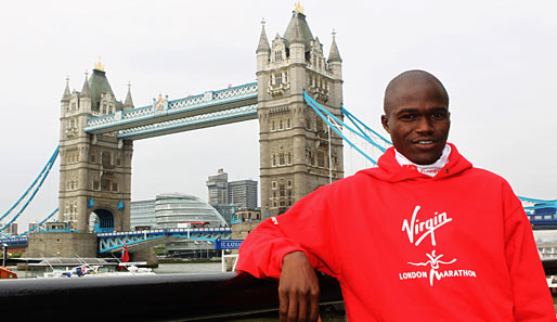 Hat eigentlich irgendwer KEIN Touri-Foto vor der Tower-Bridge? Der Kenianer James Kwambai, Teilnehmer beim Virgin London Marathon 2011, hat jedenfalls eins