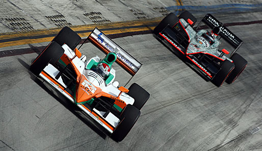 Charlie Kimball (l.) rast mit seinem Boliden durch die Steilkurve beim IndyCar Series Toyota Grand Prix of Long Beach