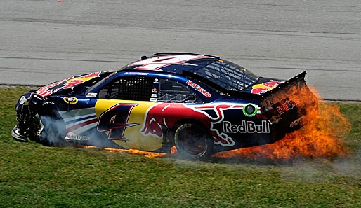 Da ist Feuer drin: Der Red Bull Toyota von Kasey Kahne ging nach einem Unfall in Flammen auf bei der NASCAR Sprint Cup Series auf dem Talladega Superspeedway in Alabama