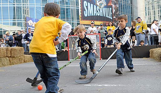Früh übt sich: Drei Nachwuchsfans spielen Streethockey vor dem dritten Playoff-Spiel der NHL zwischen den Nashville Predators und den Anaheim Ducks