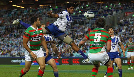 Und in Australien spielen sie Rugby...oder so. Jamal Idris (M.) von den Canterbury Bulldogs könnte es aber auch im Ballett zu was bringen