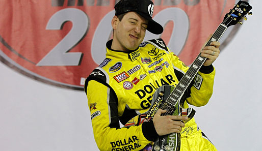 Rock it! Nascar-Fahrer Kyle Busch gibt nach seinem Sieg auf dem Nashville Superspeedway auch auf der Gitarre richtig Gas