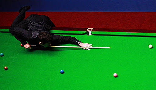 Beim Snooker sind auch Turnkünste gefragt: Ronnie O'Sullivan mit einem akrobatischen Stoß bei der Snooker-WM in Sheffield