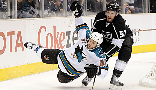 Ein Hai lernt fliegen: Alec Martinez von den Los Angeles Kings bringt in den NHL-Playoffs Scott Nichol von den San Jose Sharks zu Fall