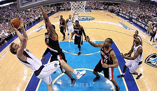 Zurück in der Erfolgsspur: Dirk Nowitzki und seine Dallas Mavericks gewannen nach zwei Auswärtsniederlagen ihr Heimspiel in den NBA-Playoffs gegen die Portland Trail Blazers