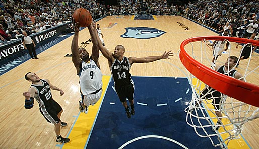 Up in the air! Tony Allen von den Memphis Grizzlies setzt gegen die San Antonio Spurs zum Dunking an. Die Grizzlies siegten 99:91 - die Spurs sind aus den NBA-Playoffs raus!