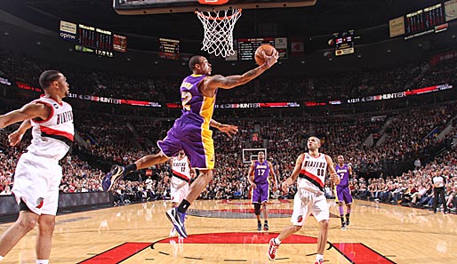Shannon Brown (M.) von den Lakers steigt in der NBA gegen die Portland Trailblazers zum Korbleger hoch - klare 6,0 in der B-Note