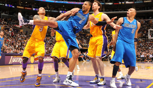 Und hoch das Bein! Tyson Chandler (M.) von den Dallas Mavericks versucht's in der NBA mit Akrobatik. Trotzdem setzte es gegen die L.A. Lakers eine 82:110-Pleite