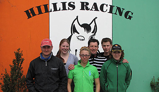 Hillis und seine Crew. Im grünen Poloshirt: Katharina Irmer, eines der größten Jockey-Talente in Deutschland. Die 21-Jährige konnte am ersten Renntag zwei Siege einfahren