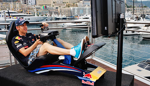 Sebastian Vettel, sonst eigentlich auch immer Stammgast auf dem Fußballfeld, vergnügte sich diesmal mit einem Formel-1-Simulator