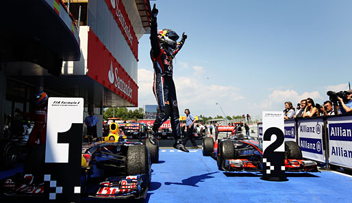 Sebastian Vettel bejubelt seinen Sieg im Parc Ferme. Man beachte auch die völlig abgefahrenen Reifen