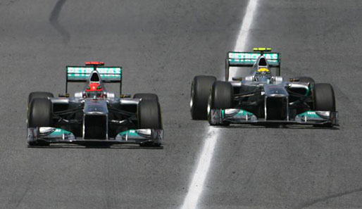 Michael Schumacher (l.) und Nico Rosberg kämpften verbissen um Platz 6. Am Ende hatte Schumacher knapp die Nase vorn