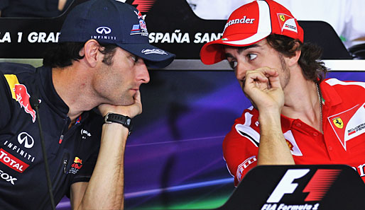 Vettels Red-Bull-Kollege Mark Webber schien sich zusammen mit Fernando Alonso eine Taktik zu überlegen, wie sie Vettel diesmal schlagen können