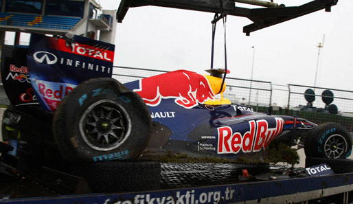 Der stark beschädigte RB6 wurde per Lastwagen zurück an die Red-Bull-Box gebracht