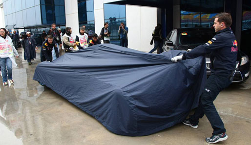 Vettel selbst passierte nichts, doch die Mechaniker werden viel zu tun haben, um den Boliden wieder flott zu machen