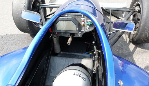 So sieht das Cockpit eines Formel Opel Lotus von innen aus. Im Vergleich zu einem Formel-1-Cockpit eine spartanische Innenausstattung