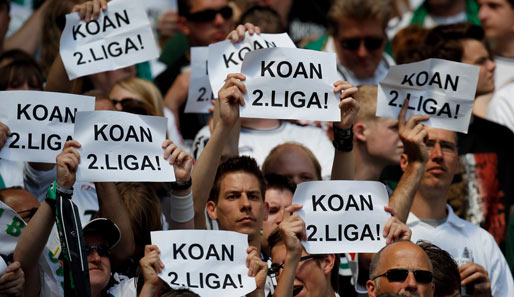 Angelehnt an die "Koan Neuer"-Kampagne in München forderten die Fohlen-Fans mit einem Zettelmeer den Nichtabstieg
