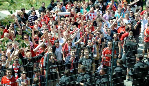 Frankfurt - Köln 0:2: Eine Vielzahl mitgereister FC-Fans sorgte schon vor dem Stadion für beste Stimmung an einem herrlichen Fußballsamstag