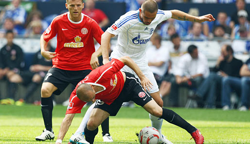 Schalke - Mainz 1:3: Der Königsblaue Edu reibt sich im Zweikampf gegen Elkin Soto auf