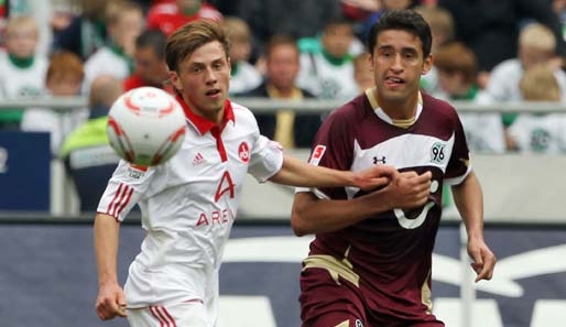 Hannover 96 - 1. FC Nürnberg 3:1: Torschützen unter sich: Julian Wiessmeier (l.) und Karim Haggui
