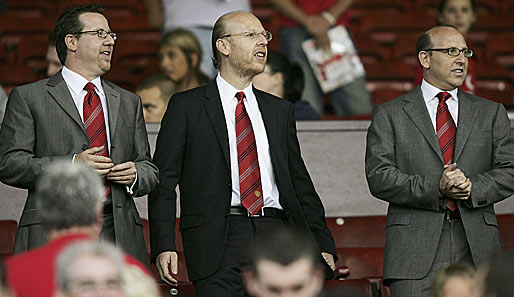 Joel Glazer (M.) leitet und besitzt mit seiner Familie Manchester United. 680 Millionen Euro Schulden häuften sich bis heute bei ManUtd an