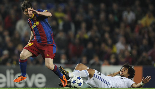 Barcelona - Real Madrid 1:1: Der finale Part der Clasico-Saga ging im Camp Nou über die Bühne. Hier setzt sich Lionel Messi (l.) gegen Marcelo durch