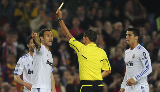 Nach einer guten Anfangsviertelstunde ging Madrid wieder rustikal zur Sache. Hier sieht Ricardo Carvalho die Gelbe Karte
