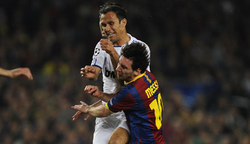 Lionel Messi war wie fast immer nur mit unfairen Mitteln zu stoppen, hier mal wieder von der portugiesischen Dampfwalze Carvalho