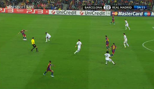 Das Ende eines perfekten Angriffs: Über Valdes und Alves kommt der Ball zu Iniesta. Diarra stellt ihn, rechts unten läuft Pedro in die Gasse