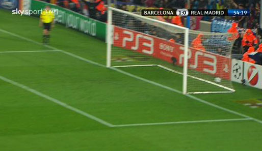 Der Ball zischt flach rechts unten ins Netz, das 1:0 für Barca