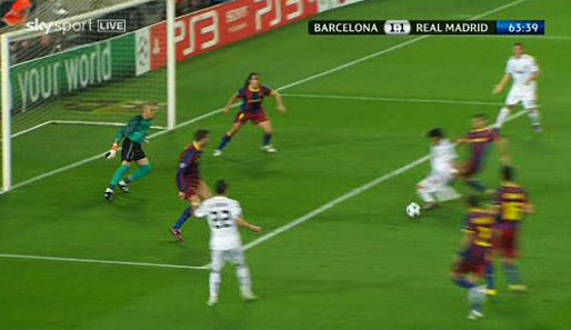 Marcelo rauscht heran und bekommt den Ball. Im Fallen zieht er mit links ab