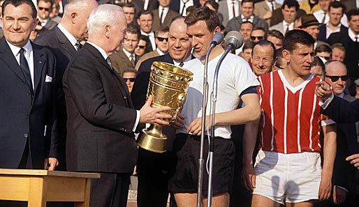 Borussia Dortmund - Alemannia Aachen 2:0 (1965): Bundespräsident Heinrich Lübke überreichte Aki Schmidt den Pokal. Der hatte die Führung gegen den Zweitligisten erzielt