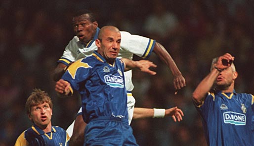 Schon im Jahr 1995 hatten zwei italienische Teams den Sieg unter sich ausgemacht. Der AC Parma in weiß, setze sich in Hin- und Rückspiel gegen Juventus Turin durch